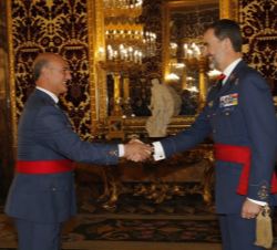Su Majestad el Rey recibe el saludo del general del brigada del Cuerpo General del Ejército del Aire Lucas Manuel Muñoz Bronchales, adjunto al directo