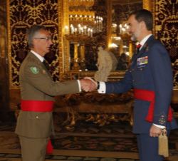 Su Majestad el Rey recibe el saludo del general del brigada del Cuerpo de Intendencia del Ejército de Tierra José María de Barutell Rubio, subdirector