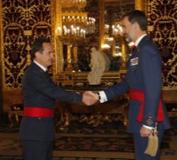 Su Majestad el Rey recibe el saludo del general del brigada del Cuerpo General del Ejército del Aire José Luis Figuero Aguilar, jefe del Gabinete del 