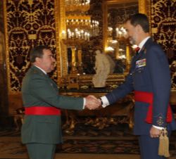Su Majestad el Rey recibe el saludo del general del brigada del Cuerpo de la Guardia Civil Pablo Salas Moreno, mando de la Jefatura de Información de 