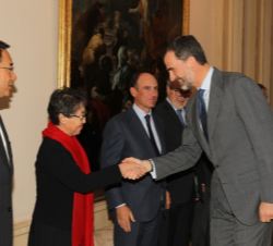 Don Felipe saluda a la presidenta del Foro España China (Capítulo Chino), Wuyun Qimuge