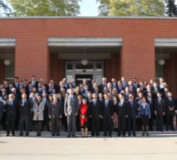Su Majestad el Rey con la representación de los asistentes al VIII Foro España China
