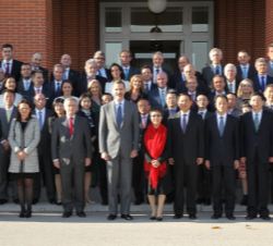 Su Majestad el Rey con la representación de los asistentes al VIII Foro España China