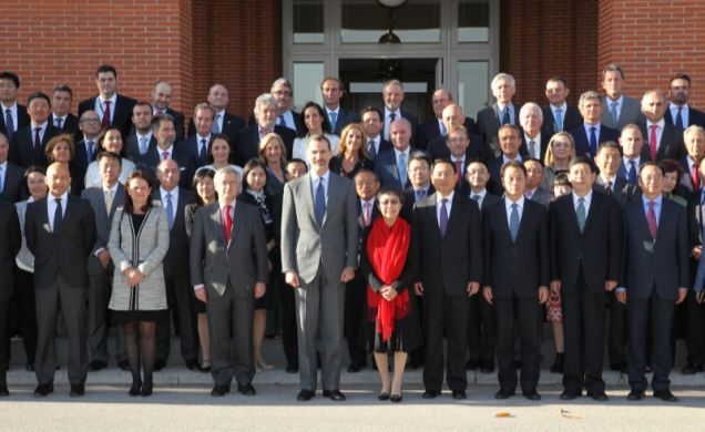 Su Majestad el Rey con la representación de los asistentes al VIII Foro España China