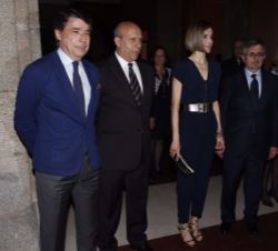 La Reina, con el ministro de Educación, Cultura y Deporte, el presidente de la Comunidad de Madrid, el presidente del Grupo SM y la consejera de Emple