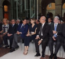 Doña Letizia conversa con el presidente de la Comunidad de Madrid momentos antes del comienzo del acto.