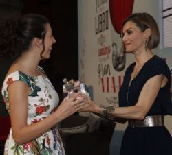 La Reina entrega a Patricia García-Rojo el Premio "Gran Angular".