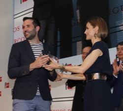 La Reina entrega a Pedro Mañas el Premio "El Barco de Vapor".
