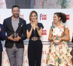 Doña Letizia, el presidente de la Comunidad de Madrid y el presidente del Grupo SM aplauden a los premiados.