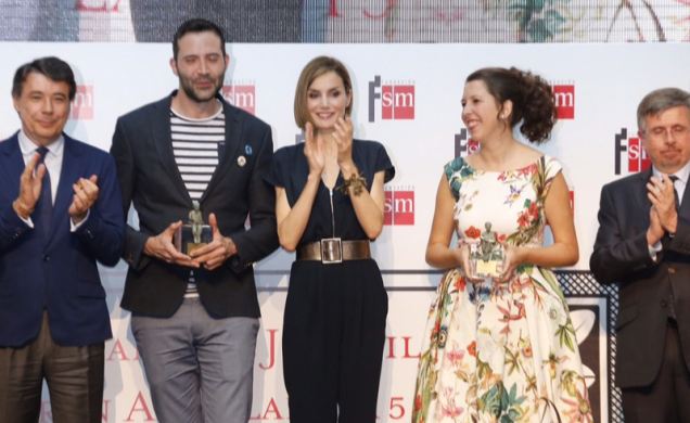 Doña Letizia, el presidente de la Comunidad de Madrid y el presidente del Grupo SM aplauden a los premiados.