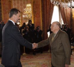 Su Majestad el Rey recibe el saludo del premiado, Juan Goytisolo Gay