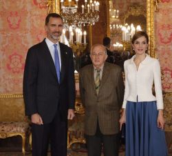Sus Majestades los Reyes junto al Premio de Literatura "Miguel de Cervantes", Juan Goytisolo Gay