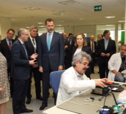 Su Majestad el Rey atiende a las explicaciones durante su recorrido por el centro de I+D+i.