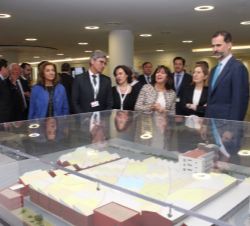 Don Felipe observa la maqueta de la fábrica de Siemens en Cornellà.