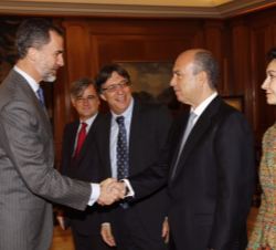 Don Felipe recibe el saludo del presidente de la Federación de Comunidades Judías de España (FCJE), Isaac Querub