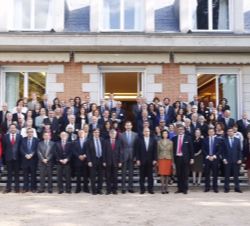 Su Majestad el Rey junto a una representación de los participantes en la III Cumbre Global de la Plataforma Erensya