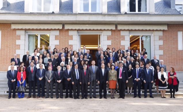 Su Majestad el Rey junto a una representación de los participantes en la III Cumbre Global de la Plataforma Erensya