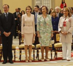 Doña Letizia y Doña Sofía junto al ministro de Sanidad, Servicios Sociales e Igualdad y la secretaria de Estado de Servicios Sociales e Igualdad y sec
