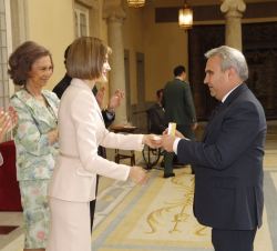 La Reina Doña Letizia hace entrega del Premio Accesibilidad Universal de Municipios, Candidaturas Españolas en la modalidad de ayuntamientos de 100.00