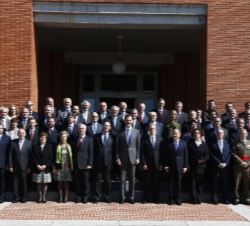 Su Majestad el Rey junto a los asistentes a la reunión del Consejo Científico del Real Instituto Elcano de Estudios Internacionales y Estratégicos