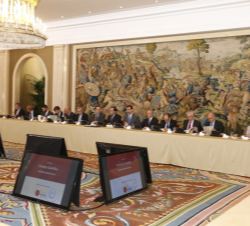 Vista general de la mesa de la reunión del Consejo Científico del Real Instituto Elcano de Estudios Internacionales y Estratégicos
