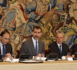 Don Felipe durante su intervención, acompañado del presidente del Real Instituto Elcano, Emilio Lamo de Espinosa y su vicepresidente, Rafael Estrella