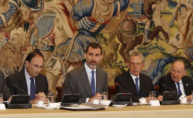 Don Felipe durante su intervención, acompañado del presidente del Real Instituto Elcano, Emilio Lamo de Espinosa y su vicepresidente, Rafael Estrella