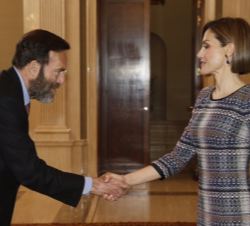 Doña Letizia recibe el saludo del presidente del Patronato Museo Nacional Centro de Arte Reina Sofía