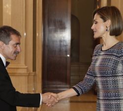 Doña Letizia recibe el saludo del director del Museo Nacional Centro de Arte Reina Sofía, Manuel Borja-Villel