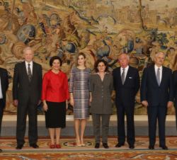 Su Majestad la Reina junto a los representantes ejecutivos de la Asociación "Hispania Nostra" para la defensa del Patrimonio Cultural