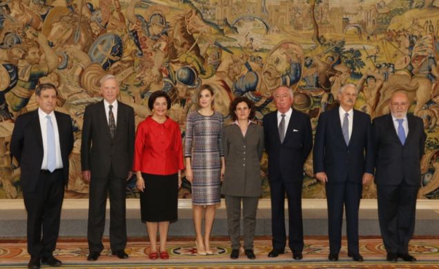 Su Majestad la Reina junto a los representantes ejecutivos de la Asociación "Hispania Nostra" para la defensa del Patrimonio Cultural