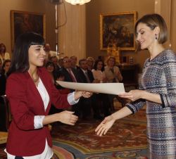 Doña Letizia durante el acto de entrega de los diplomas a los alumnos pertenecientes a la III Promoción del Máster en Medios de Impresión Gráfica, Ilu