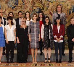 Su Majestad la Reina junto a los alumnos de la III Promoción del Máster en Medios de Impresión Gráfica, Ilustración y Acuñación Artística