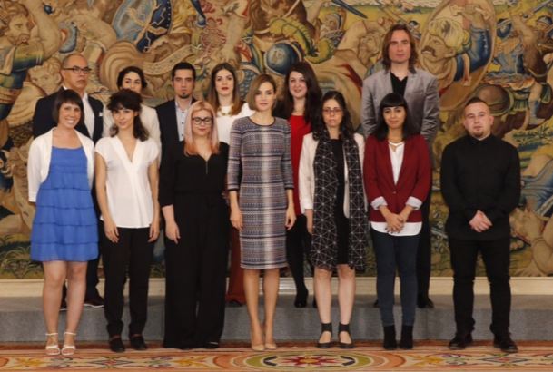 Su Majestad la Reina junto a los alumnos de la III Promoción del Máster en Medios de Impresión Gráfica, Ilustración y Acuñación Artística