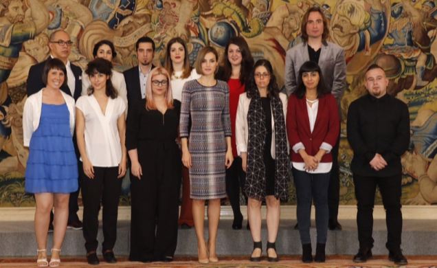 Su Majestad la Reina junto a los alumnos de la III Promoción del Máster en Medios de Impresión Gráfica, Ilustración y Acuñación Artística