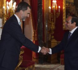 Saludo entre Don Felipe y el Presidente Al-Sisi, antes del almuerzo.