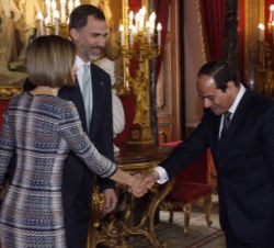 Su Majestad la Reina recibe el saludo de Su Excelencia el Presidente de la República Árabe de Egipto, en presencia de Su Majestad el Rey.