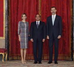 Sus Majestades los Reyes y Su Excelencia el Presidente de la República Árabe de Egipto, antes del almuerzo.