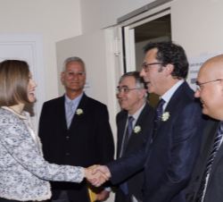 Doña Letizia recibe el saludo de asistentes a la reunión de trabajo antes de su inicio