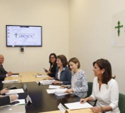 Su Majestad la Reina en el inicio de la reunion de trabajo interna sobre Investigacion de la AECC