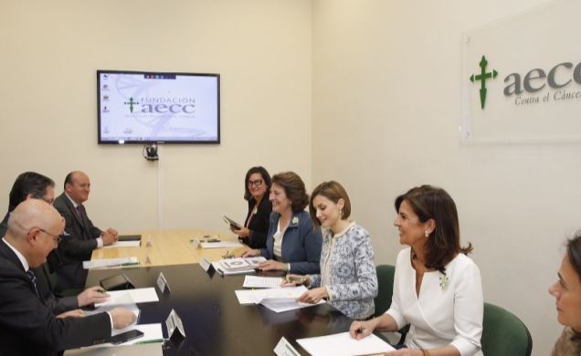 Su Majestad la Reina en el inicio de la reunion de trabajo interna sobre Investigacion de la AECC