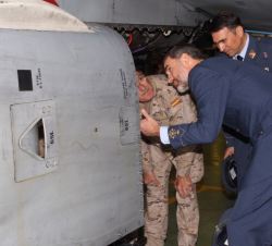 Don Felipe durante su visita al hangar de mantenimiento del Ala 15
