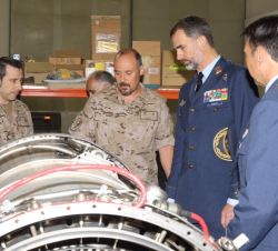 u Majestad el Rey en el hangar de motores del Ala 15, observa una turbina de un F-18