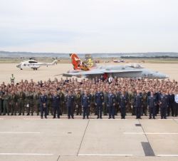 Fotografía de grupo de Su Majestad el Rey con los componentes del Ala 15