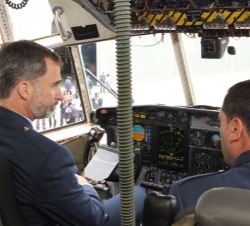 Don Felipe en el interior de la cabina de un T-10, C-130 Hércules