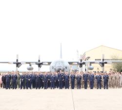 Su Majestad el Rey junto a los componentes de la Unidad, a los pies de un T-10
