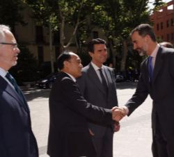 Su Majestad el Rey recibe el saludo del secretario general de la UIT, Houlin Zhao, en presencia del ministro de Industria, Energía y Turismo, José Man