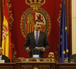 Su Majestad el Rey, durante su intervención, junto al presidente del Senado y el ministro de Industria, Energía y Turismo.