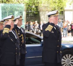 Su Majestad el Rey Don Juan Carlos a su llegada al Cuartel General de la Armada recibe honores a cargo de la Guardia Militar