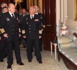 Don Juan Carlos junto al almirante jefe de Estado Mayor de la Armada, almirante general Jaime Muñoz-Delgado y Díaz del Río, a su llegada al Museo Nava